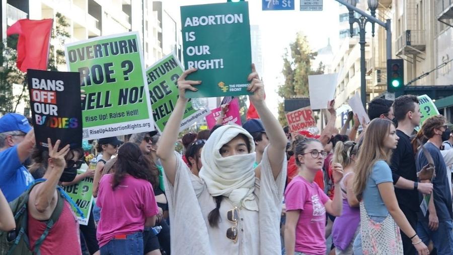 25 de junho 2022 - Manifestantes protestam em Los Angeles, na Califórnia, contra decisão da Suprema Corte que reverteu direito ao aborto - Zeng Hui/Xinhua