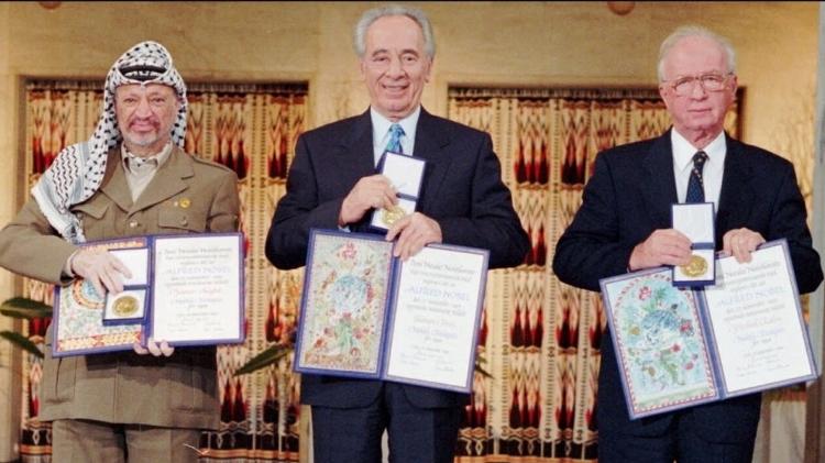 Oct 6,2015 - In a 1994 photograph, left to right: Yasser Arafat (Palestinian leader), Shimon Peres (Israeli Chancellor) and Yitzhak Rabin (Israeli Prime Minister) holding three Nobel Peace laureates medals and certificates Award - Folhapress - Folhapress