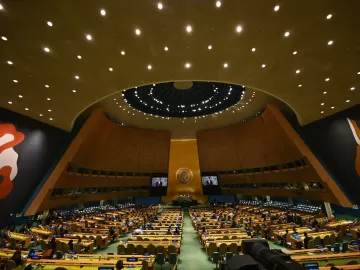 Enfraquecido por potências, pacto na ONU é aprovado sob troca de farpas