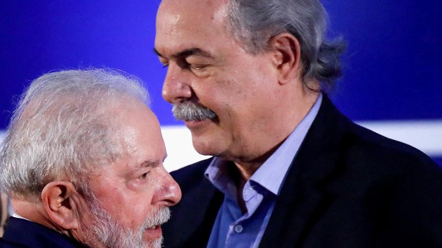 O ex-presidente Lula (PT) e o ex-ministro Aloízio Mercadante (PT), coordenador do plano de governo - REUTERS/Adriano Machado