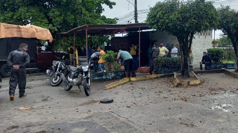 1º.out.2022 - Apoiadores de Bolsonaro após desbloqueio de rodovia em Trevo de Manilha em Itaboraí (RJ) - Ruben Berta/UOL