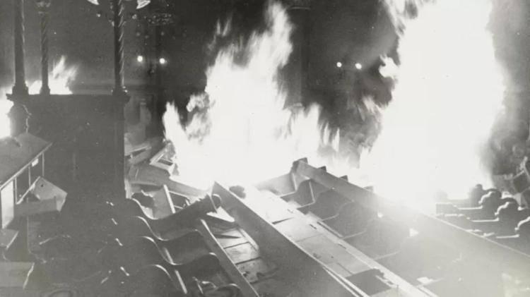 The synagogue is on fire during the massacre - YAD VASHEM - YAD VASHEM