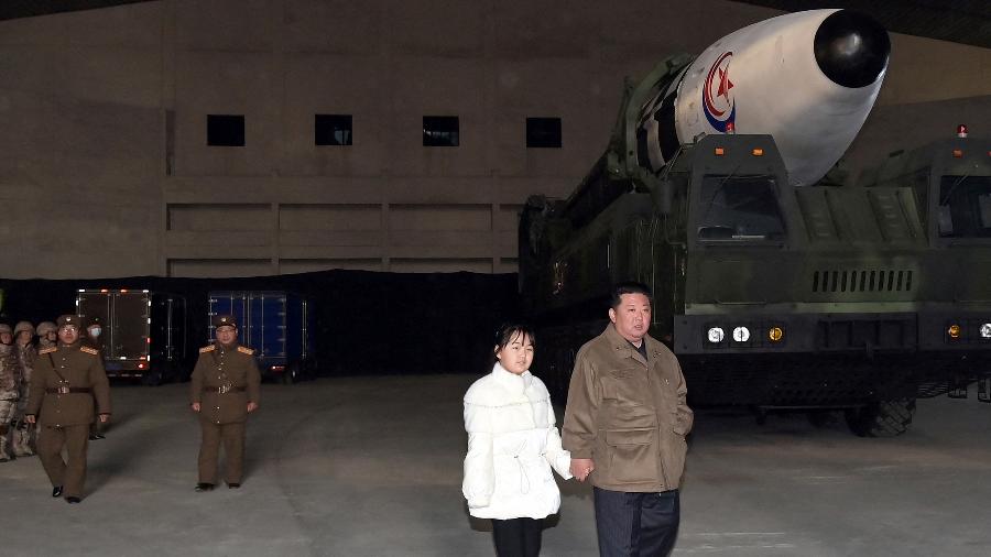 O líder norte-coreano Kim Jong-un, junto com sua filha, inspeciona um míssil balístico intercontinental (ICBM) - KCNA via REUTERS