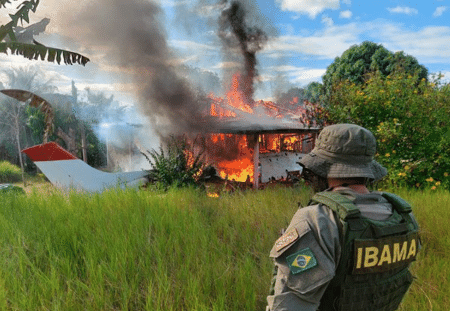 Agentes do Ibama durante ação de fiscalização para proteger indígenas e combater o garimpo ilegal no território Yanomami Agentes do Ibama durante ação de fiscalização para proteger indígenas e combater o garimpo ilegal no território Yanomami