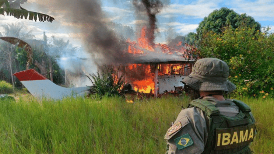 Agentes do Ibama durante ação de fiscalização para proteger indígenas e combater o garimpo ilegal no território yanomami - Ibama