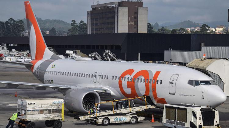 9.dez.2020 - Uma aeronave Boeing 737 MAX operada pela Gol é vista na pista do Aeroporto Internacional de Guarulhos