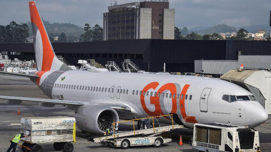 Foto de arquivo - Uma aeronave Boeing 737 MAX operada pela companhia aérea de baixo custo Gol é vista na pista do Aeroporto Internacional de Guarulhos, perto de São Paulo - 9.dez.2020 - Nelson ALMEIDA/AFP