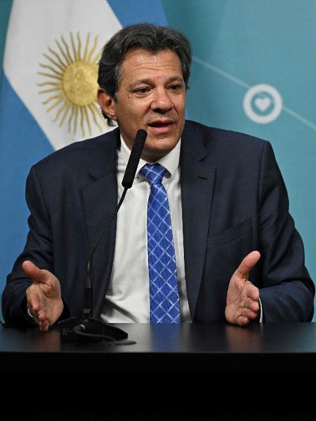 Ministro da Fazenda, Fernando Haddad, fala durante uma coletiva de imprensa na casa presidencial Casa Rosada, em Buenos Aires, na Argentina