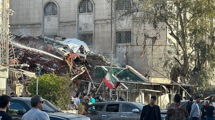 Equipes de resgate atuam após ataque de Israel atingir a embaixada do Irã na Síria