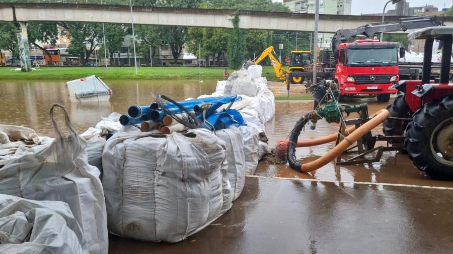 Dique provisório está sendo construído na região da rua Duque de Caxias para evitar que a água chegue aos bairros Cidade Baixa e Menino Deus