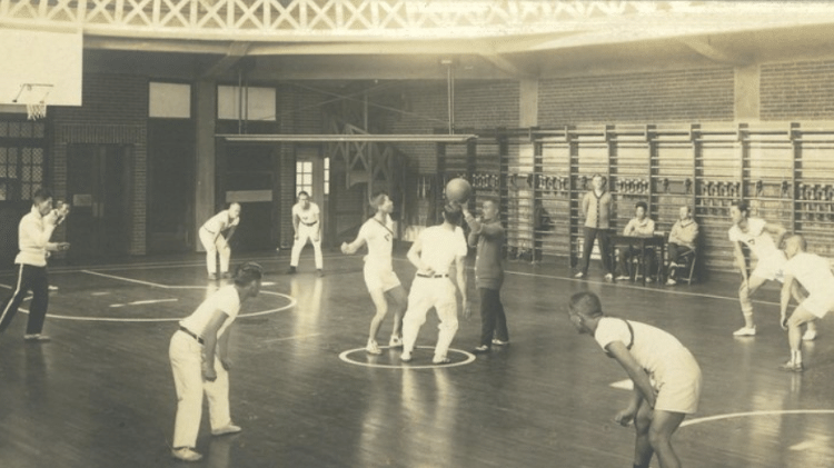 Associados jogando basquete na unidade da YMCA no Japão