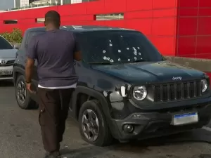 PM reage a assalto e tem carro baleado no Rio; mulher fica ferida