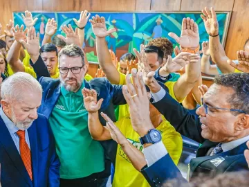 Lula tenta investida para se aproximar de evangélicos e entrega de ministério entra no radar