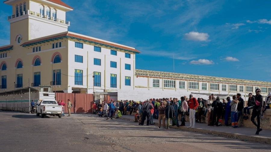 Trabalhadores esperando do lado de fora do trabalho após a queda de energia in Havana no dia 4 de dezembro de 2024