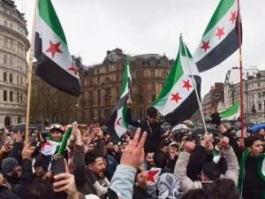 Bandeira da Síria vai mudar? Entenda símbolo pré-Assad ligado aos rebeldes