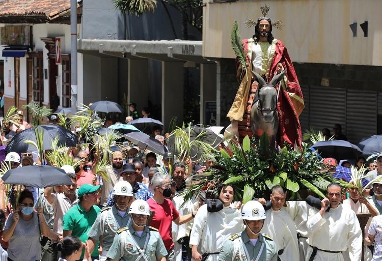 Católicos participam de encenação que mostra a entrada de Jesus Cristo em Jerusalém durante a Semana Santa, em Medelín, na Colômbia Católicos participam de encenação que mostra a entrada de Jesus Cristo em Jerusalém durante a Semana Santa, em Medelín, na Colômbia