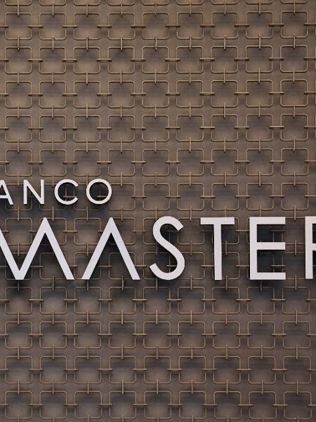 Logotipo do Banco Master em prédio de São Paulo