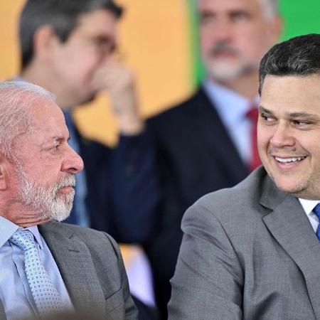 14.abr.2026 - O presidente Lula com o presidente do Senado, Davi Alcolumbre (União Brasil-AP)