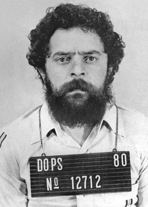 A foto de Lula preso pelo Dops faz parte do acervo virtual do Memorial da Democracia, que será lançado nesta terça-feira (1°) - Reprodução/Facebook Instituto Lula