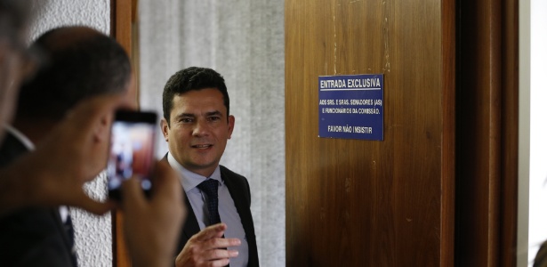 O juiz Sérgio Moro participa de audiência pública na CCJ do Senado. Ele posou para fotos e selfies na sala administrativa da comissão - Pedro Ladeira/Folhapress