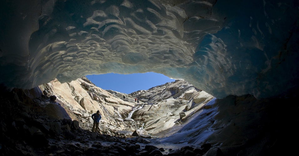 15.out.2015 - O guia de montanhas Christian Pletscher fica na entrada de caverna, no glaciar de Aletsch, em Fiesch, na Suíça