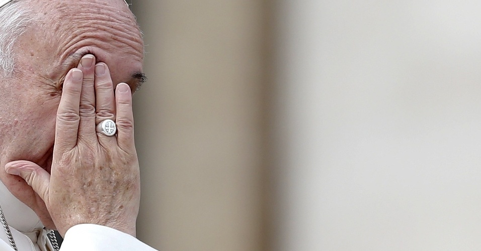 21.out.2015 - Papa Francisco cobre o rosto com a mão, durante a sua aparição na Praça São Pedro, no Vaticano