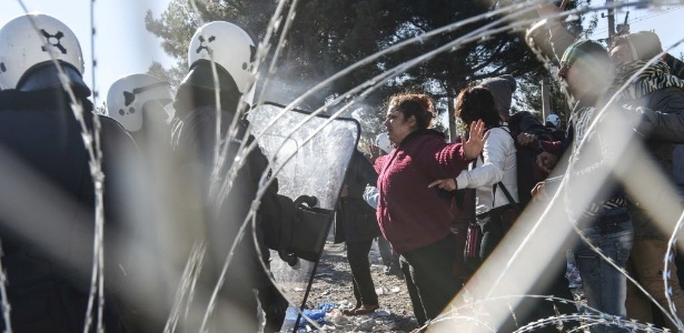 Imigrantes encontram barreira policial na fronteira entre a Grécia e a Macedônia - Armend Nimani - 3.dez.2015/AFP