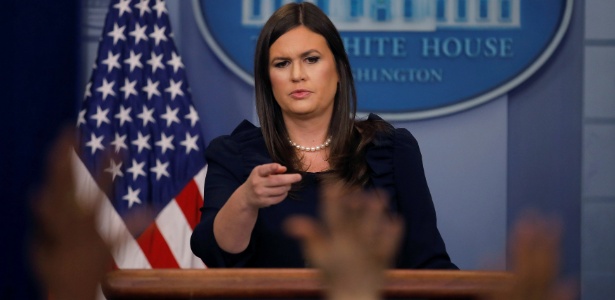 Sarah Huckabee Sanders participa de encontro com a imprensa na Casa Branca, em Washington - Carlos Barria/ Reuters