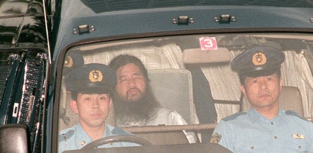 29.jul.1995 -  Shoko Asahara, da seita Aum Shinrikyo, é transferido da prisão no Japão - JIJI PRESS/AFP