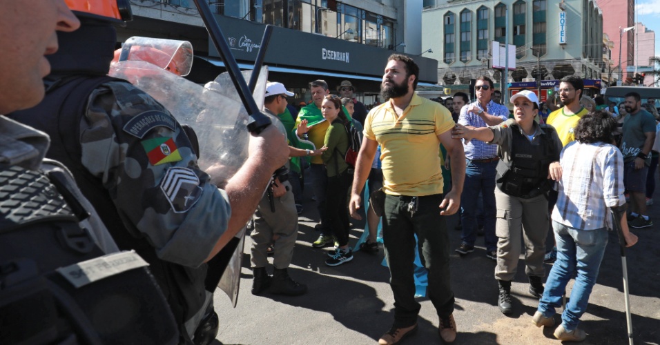 19.mar.2018 - Tensão entre militantes e opositores do ex-presidente Lula durante caravana em Bagé