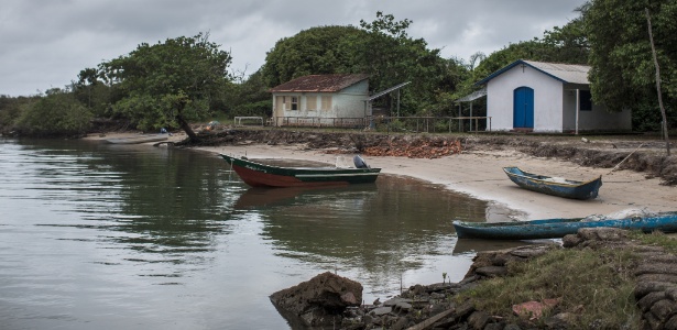 Foto de 2016 mostra faixa cada vez menor de areia na ilha do Cardoso; hoje, local está dividido em duas partes - Avener Prado - 23.nov.2016 / Folhapress