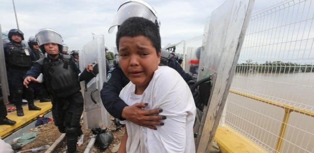 Mario Castellanos tentou cruzar a fronteira, mas foi impedido por policiais mexicanos - jorge Carballo/Milenio Diario