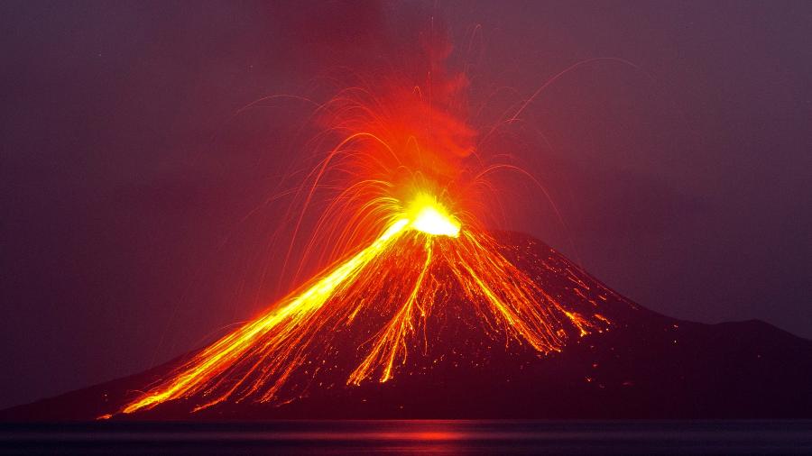 Arquivo - Lava flui  do vulcão Anak Krakatau (filho de Krakatoa) durante uma erupção vista da ilha de Rakata na província de Lampung, Indonésia - Stringer/Reuters