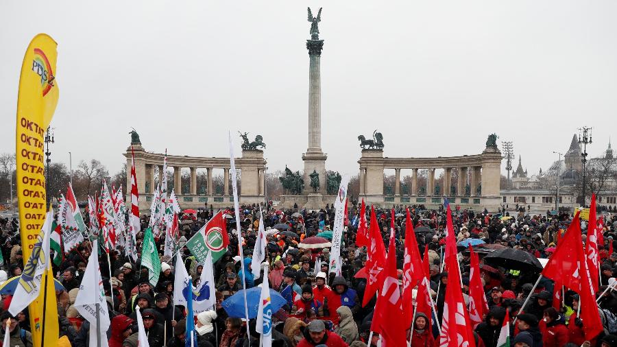 5.jan.2018 - Manifestantes protestam em Budapeste contra o primeiro-ministro Viktor Orban e uma lei de flexibilização trabalhista - Bernadett Szabo/Reuters