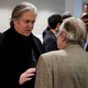 Ex-chefe da estratégia Stephen Bannon fala com o escritor Olavo de Carvalho antes da apresentação do  do filme "O Jardim das Aflições" para convidados em hotel em Washington - JOSHUA ROBERTS/Reuters