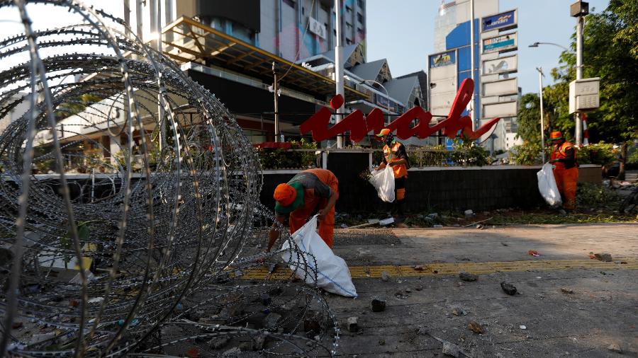 23.mai.2019 - Trabalhadores limpam as ruas depois de duas noites seguidas de manifestações contra o resultado eleitoral na Indonésia - Willy Kurniawan/Reuters