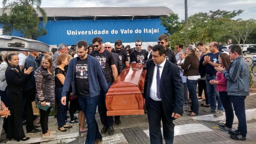 4.jun.2019 - Um dos caixões é carregado do lado de fora de ginásio onde foram velados os corpos dos brasileiros mortos no Chile - Aline Torres/Colaboração para o UOL