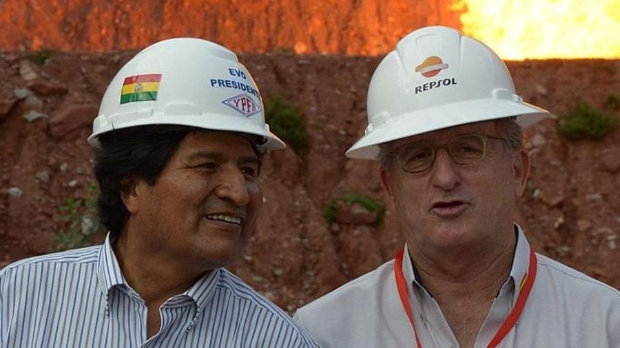 Evo Morales com Antonio Brufau, presidente da petroleira espanhola Repsol - Getty Images via BBC