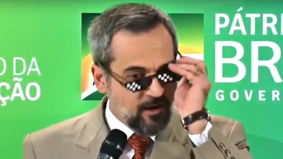 O ministro da Educação, Abraham Weintraub, usa óculos com estética de memes da internet em uma entrevista coletiva em outubro de 2019 - Reprodução