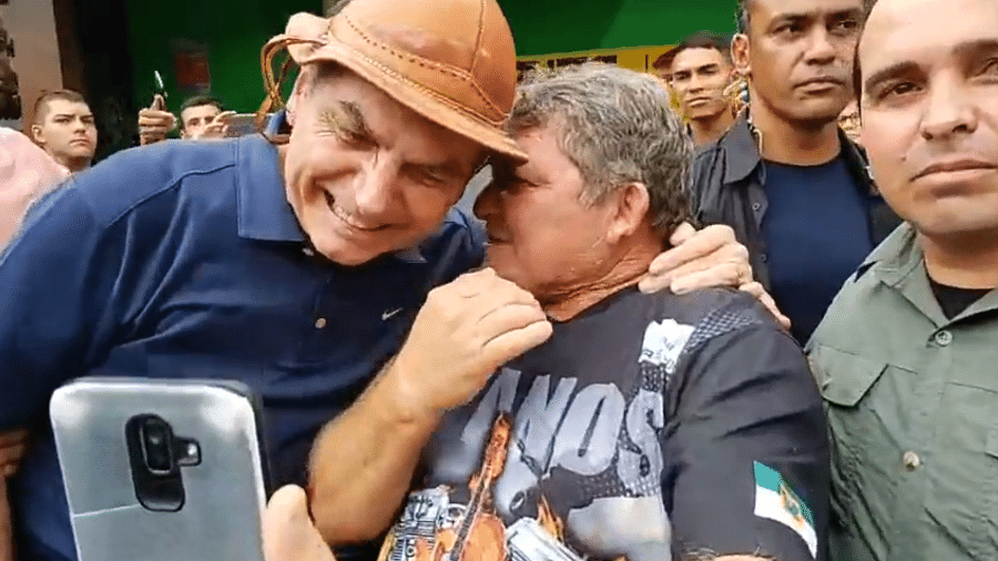 No Guarujá para passar o Carnaval, o presidente Jair Bolsonaro usou chapéu de couro e questionou "cabeça grande" de cearense - Reprodução/Facebook