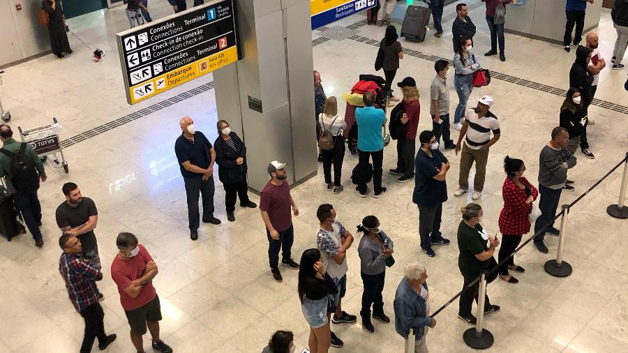 Saguões de desembarque dos aeroportos antes das restrições dos voos vindos da Europa apresentavam cenários atípicos - Lucas Borges Teixeira/UOL