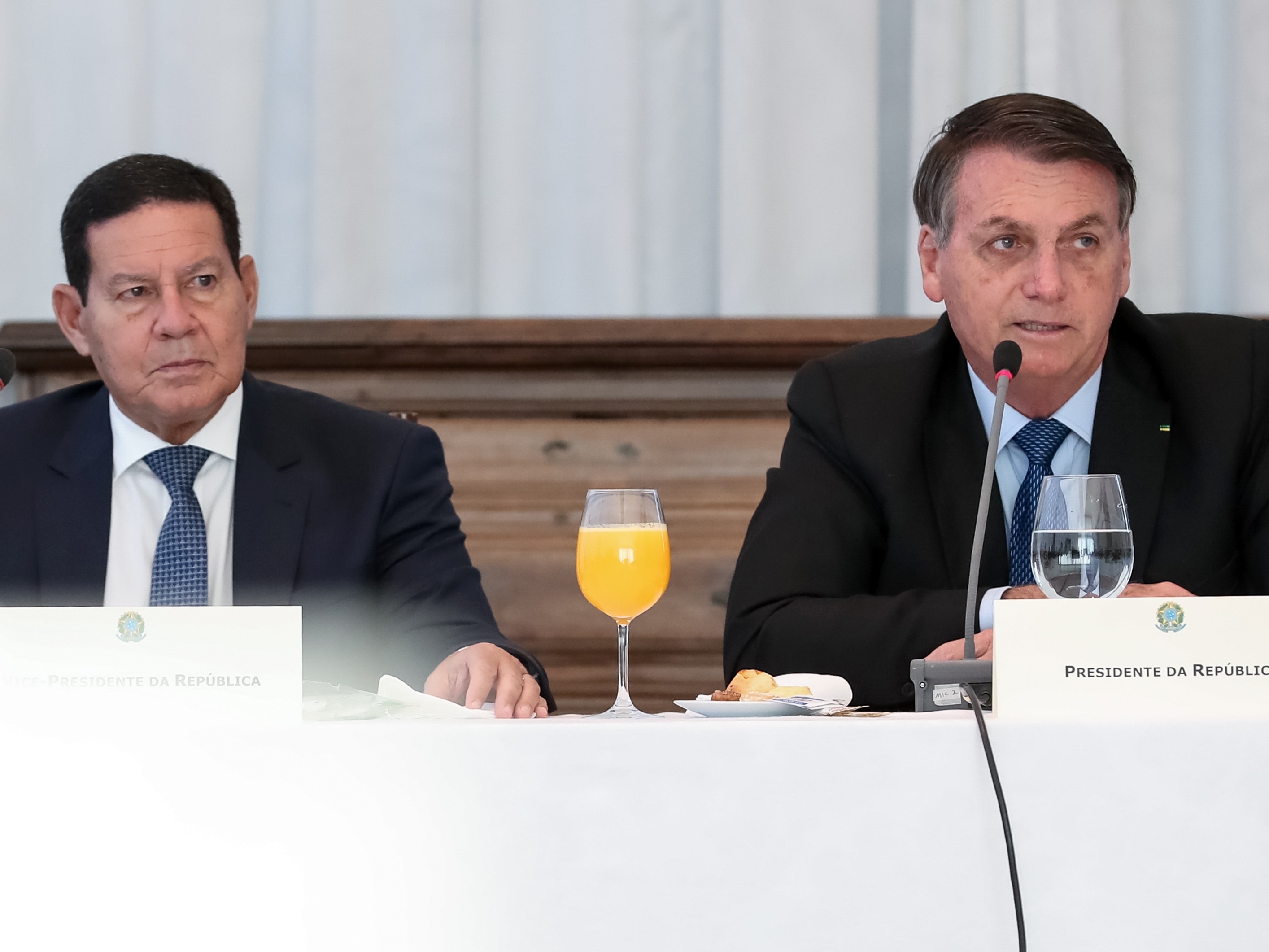 Bolsonaro mira novo militar vice para animar Exército e frear Mourão