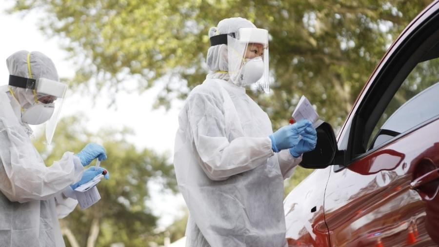 25.jun.2020 - Trabalhadores da área de saúde da Universidade do Sul da Flórida realizam testes para covid-19 em Tampa (Flórida), nos EUA - Octavio Jones/Getty Images/AFP