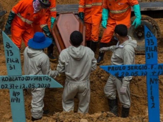 Pico no Brasil em agosto e 88 mil mortes: as novas previsões sobre a pandemia