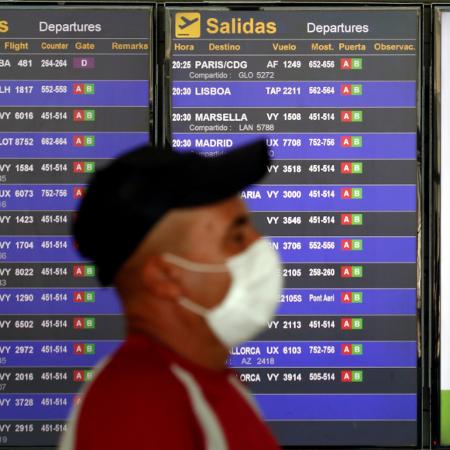Um passageiro caminha no aeroporto Josep Tarradellas Barcelona-El Prat, em meio à propagação da doença por coronavírus, na Espanha - ALBERT GEA/REUTERS