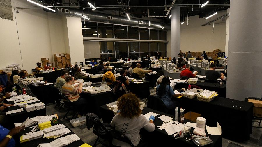 Funcionários do centro de registro eleitoral contam os votos em Atlanta, na Geórgia - Brandon Bell/Reuters