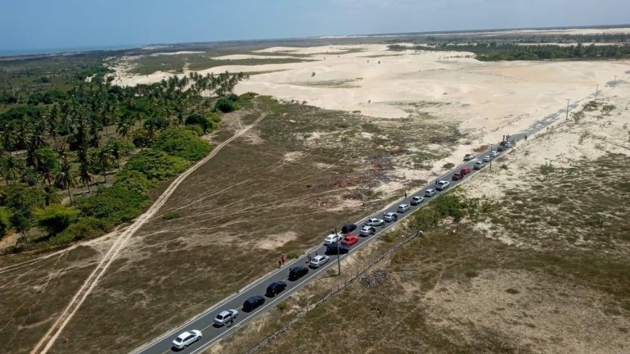 02.01.2021 -- Trecho da rodovia PI-116, no litoral do Piauí, tomado por areia das dunas - Batalhão de Polícia Rodoviária Estadual do Piauí