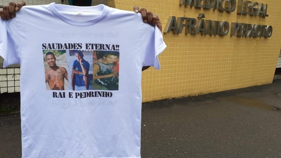 Mãe de Raí Barreiro de Araújo mostra camisa em homenagem ao jovem e seu amigo Pedro Donato de Sant"ana dos Santos - Rai Aquino/Colaboração para o UOL