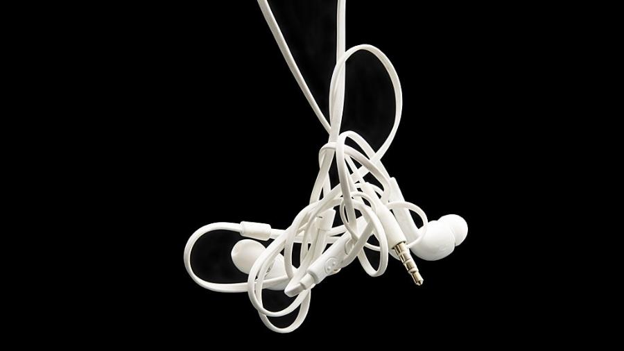 Fios e cabos enrolados e embaraçados são uma constante na vida atual - Getty Images