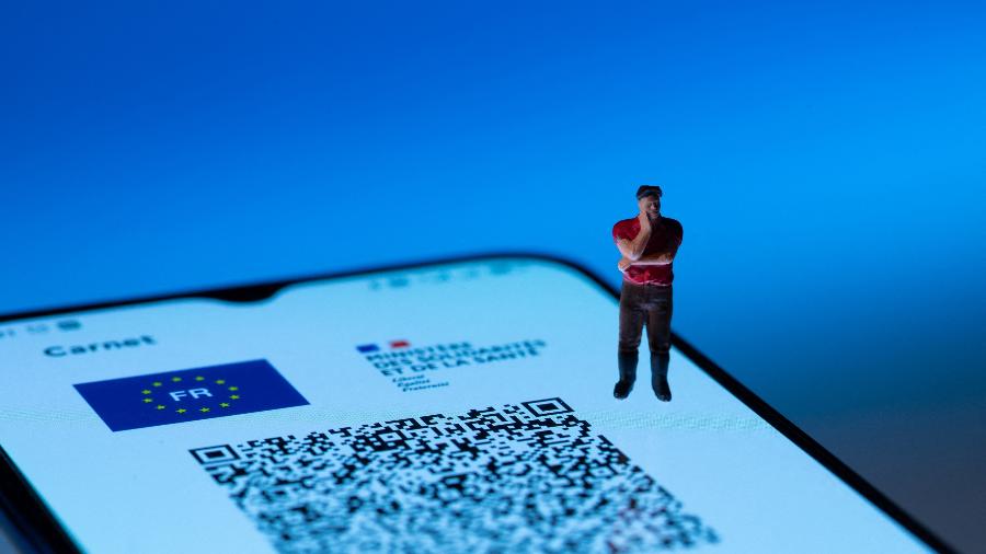 20.jul.2021 - Celular cuja tela possui o Certificado Digital Covid da UE - Joel Saget/AFP